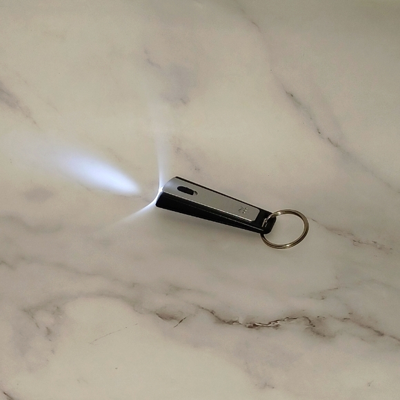 Keychain flash light - Picture 1 of 8